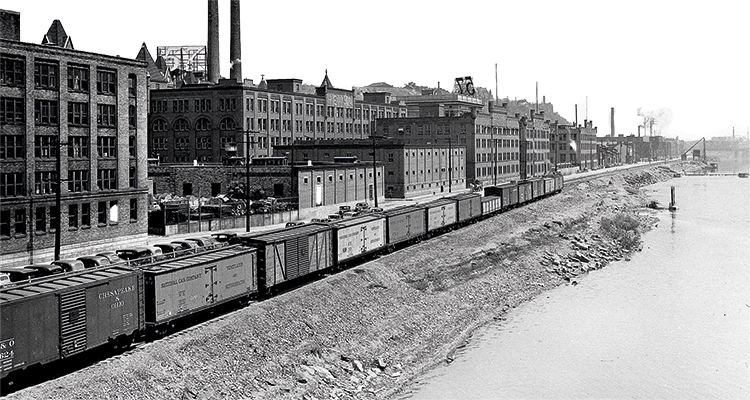 USA:s rostbälte. Pittsburgh, Pennsylvania, är synonymt med amerikansk stålindustri. På bilden från 1937 ses fabrikskomplex utefter Ohiofloden.