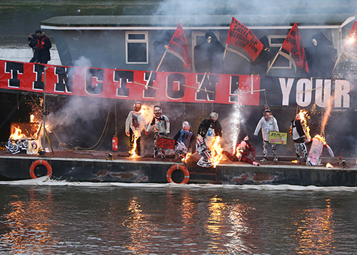 Punk exit.  Malcolm McLaren and Vivienne Westwood's son Joe Corré hired in November 2016 a boat and slipped out of the Thames.  Faced with a global press corps he burned since the punksouvenier worth 5 million pounds.